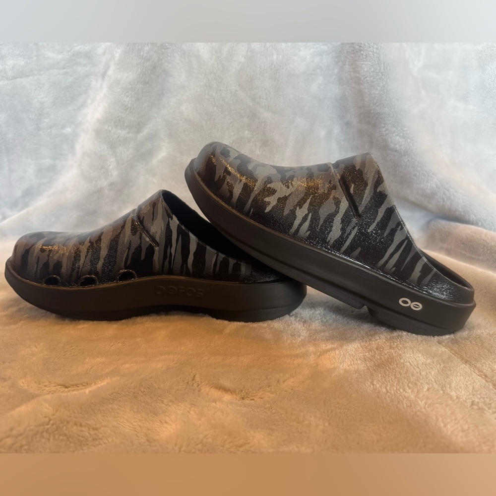 WORN ONCE! OOFOS OOcloog Women’s 9 / Men’s 7 Black and Grey Camo Clog - Picture 8 of 8